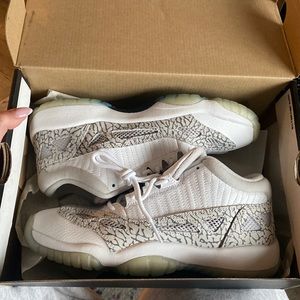 5.5 youth / women’s 7 air Jordan 11 retro low bg. Never worn.